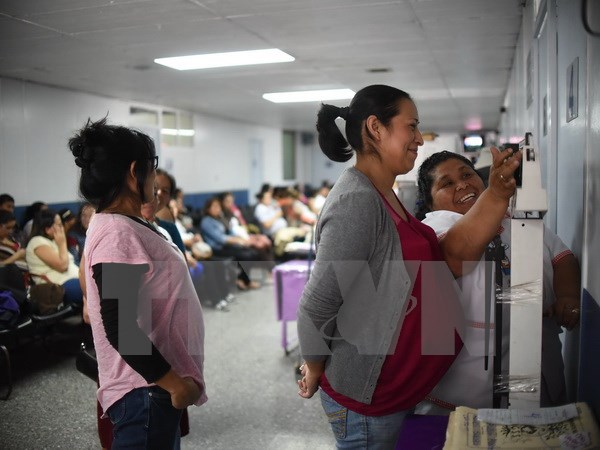 Phụ nữ mang thai kiểm tra sức khỏe tại Guatemala. (Nguồn: AFP/TTXVN)