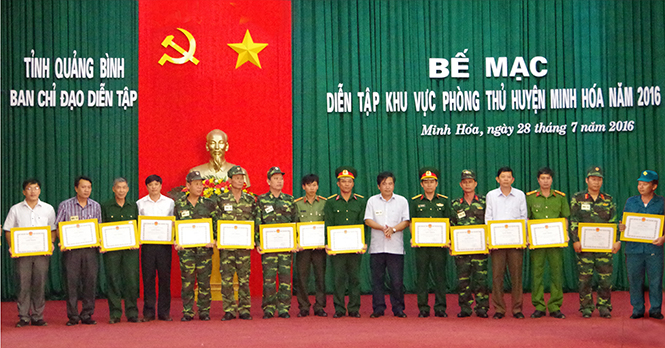 Lãnh đạo huyện Minh Hóa khen thưởng cho các đơn vị, cá nhân có thành tích xuất sắc trong cuộc diễn tập.