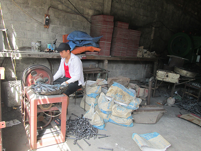  Lực lượng lao động trẻ làm việc tại địa phương ngày càng “hao hụt” là một trong những nguyên nhân khiến công tác phát triển đảng viên vùng nông thôn tỉnh ta gặp nhiều khó khăn.