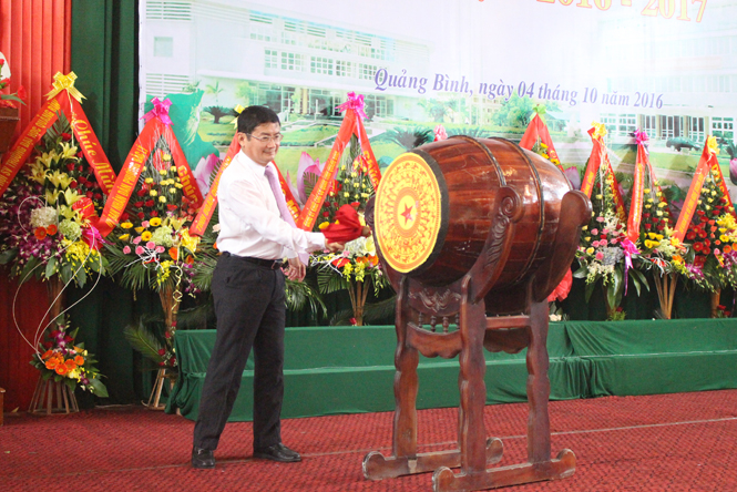 Đồng chí Trần Tiến Dũng, Tỉnh uỷ viên, Phó Chủ tịch UBND tỉnh, Chủ tịch Hội đồng Trường ĐHQB đánh trống khai giảng năm học mới 2016-2017.