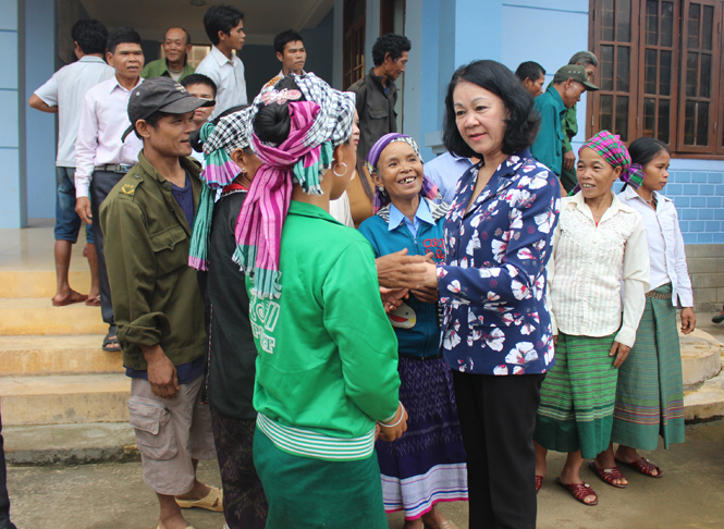 Đồng chí Trương Thị Mai, Ủy viên Bộ Chính trị, Bí thư Trung ương Đảng, Trưởng ban Dân vận Trung ương trò chuyện với bà con