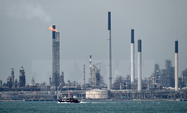 Cơ sở lọc dầu Bukom Shell ở vùng biển ngoài khơi Singapore. (Nguồn: AFP/TTXVN)