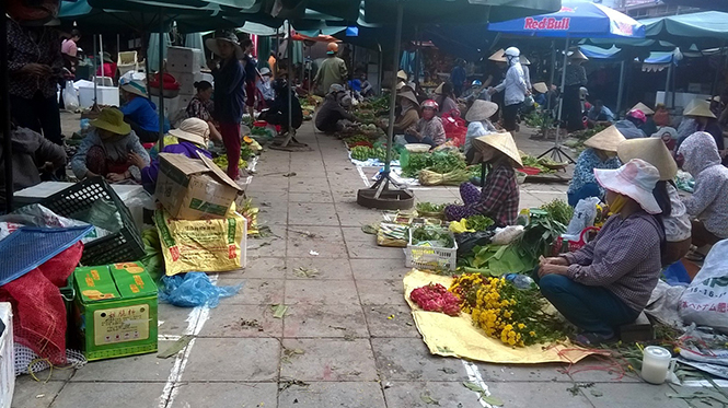 Chị em tiểu thương cho rằng, diện tích 1,2m×1,2m là quá nhỏ cho một hộ kinh doanh.