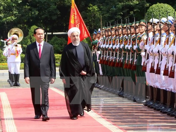 Chủ tịch nước Trần Đại Quang và Tổng thống Cộng hòa Hồi giáo Iran Hassan Rouhani duyệt Đội danh dự Quân đội Nhân dân Việt Nam tại Lễ đón. (Ảnh: Nhan Sáng/TTXVN)