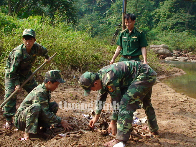 Số pháo lậu được cán bộ, chiến sĩ Đồn Biên phòng cửa khẩu quốc tế Cha Lo tiến hành tiêu hủy.