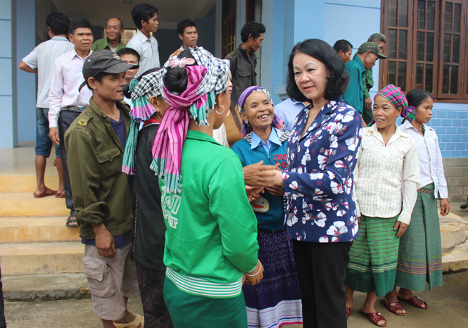 Đồng chí Trương Thị Mai, Ủy viên Bộ Chính trị, Bí thư Trung ương Đảng, Trưởng ban Dân vận Trung ương, thăm hỏi tình hình sản xuất, đời sống đồng bào dân tộc thiểu số huyện Minh Hóa (ngày 5-10-2016).