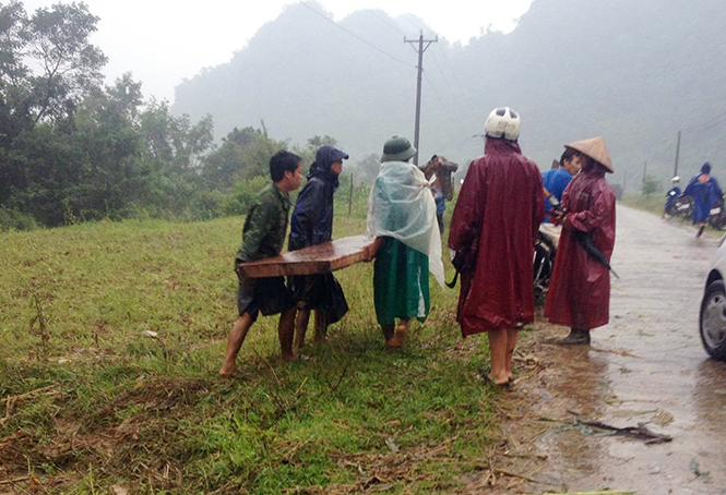 Sau khi tấn công lực lượng Kiểm lâm ở huyện Minh Hóa, các đối tượng tẩu tán tang vật ra khỏi hiện trường.