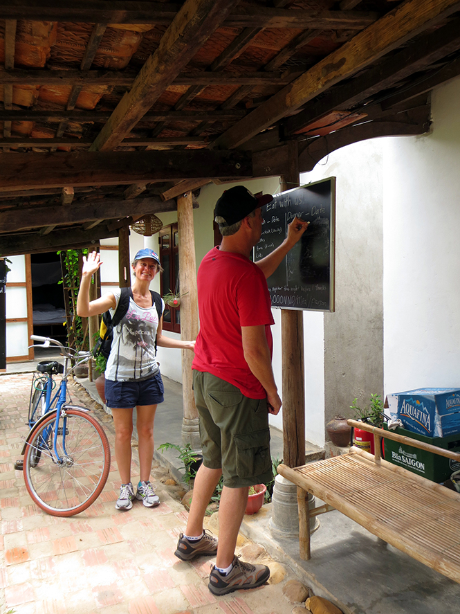 Du khách hào hứng đăng ký dịch vụ “Eat with us” (ăn cùng chúng tôi) tại Jungle Boss Homestay.