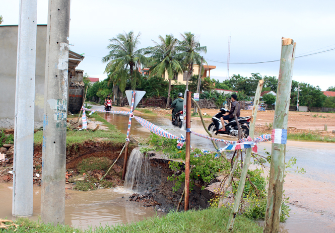 Đường liên xã Lộc Ninh- Quang Phú nhiều đoạn bị lũ xé nát, sạt lỡ nghiêm trọng