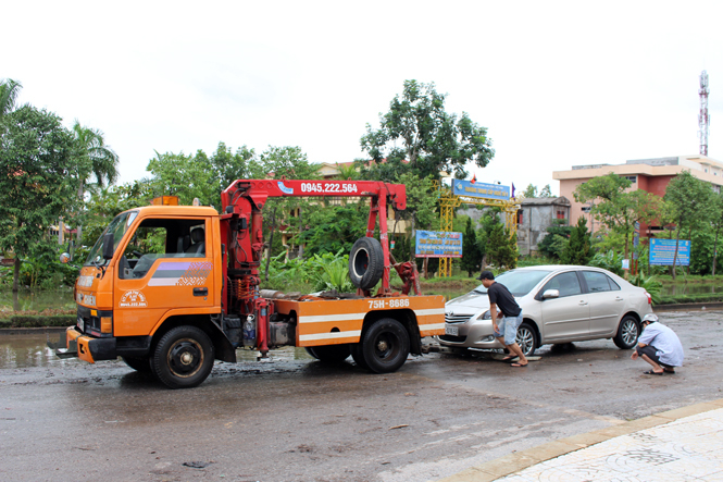 Xe cứu hộ giao thông làm việc hết công suất.