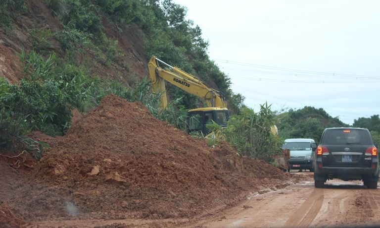 Xử lý điểm sạt lở trên tuyến đường Hồ Chí Minh đoạn qua xã Phú Định