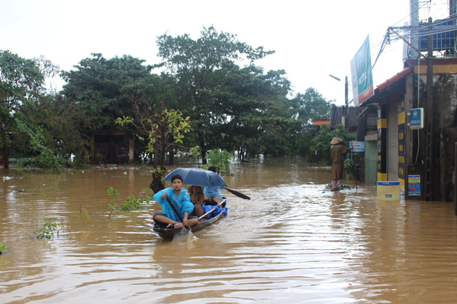 Phương tiện giao thông duy nhất của người dân Lệ Thủy lúc này là thuyền.