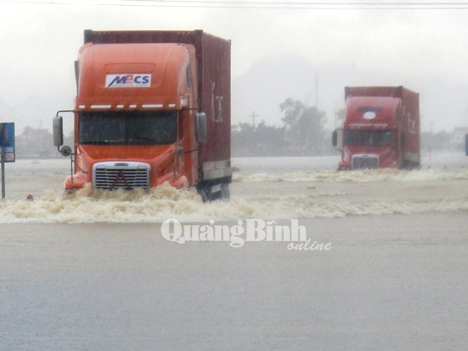 Nhiều đoạn trên Quốc lộ 1 ngập sâu trong nước lũ.