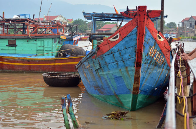 Tàu cá của ngư dân đã được trục vớt về bờ nhưng bị hư hỏng nặng.