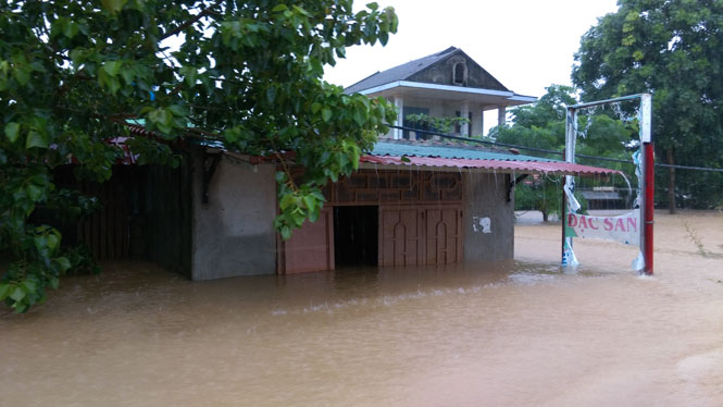 Lũ vẫn bao vây hàng chục ngàn nhà dân trên toàn huyện Lệ Thủy.