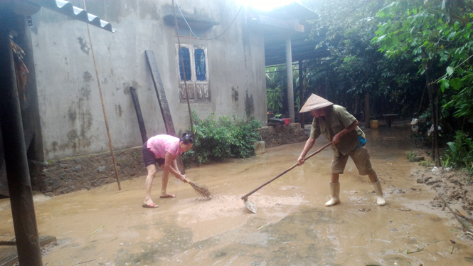 Người dân dọn dẹp vệ sinh nhà cửa.