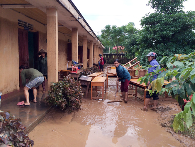 Giáo viên, phụ huynh trường Tiểu học số 1 Phong Hóa dọn dẹp, vệ sinh.