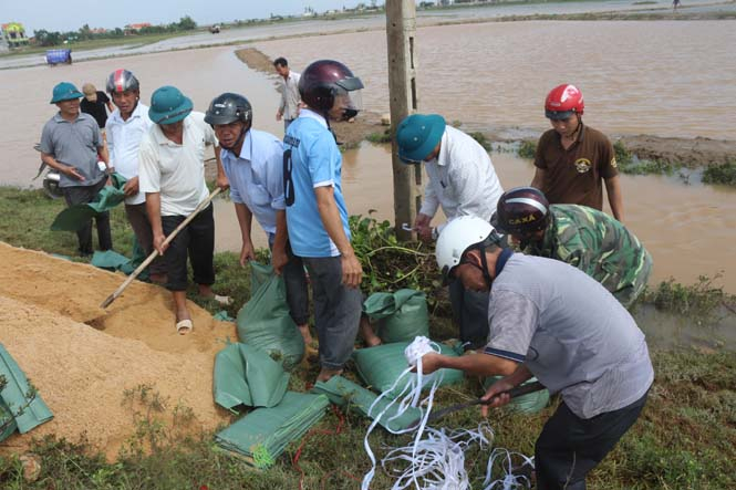 Người dân khắc phục hậu quả đợt mưa lũ.