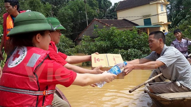 Tính đến sáng 16/10, mưa lũ trong những ngày qua tại các tỉnh miền Trung đã làm 15 người chết, 9 người mất tích và 18 người bị thương. (Ảnh: PV/Vietnam+)