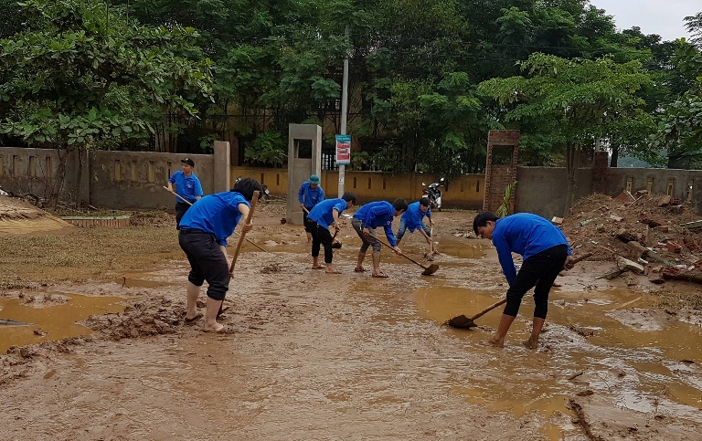 Đoàn viên thanh niên huyện Bố Trạch giúp các trường học khắc phục hậu quả