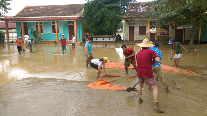 Giáo viên và học sinh Trường THPT chuyên Lệ Thủy vệ sinh trường lớp sau lũ.