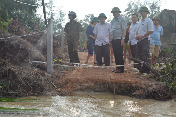 Đoạn đường liên thôn ở xã Gia Ninh sạt lở hoàn toàn.