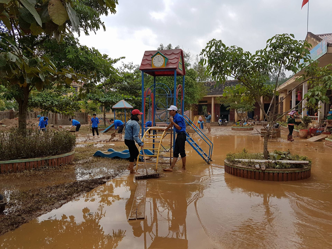  7.    Lực lực đoàn viên thanh niên huyện Bố Trạch hỗ trợ Trường mầm non Liên Trạch làm sạch trường lớp.