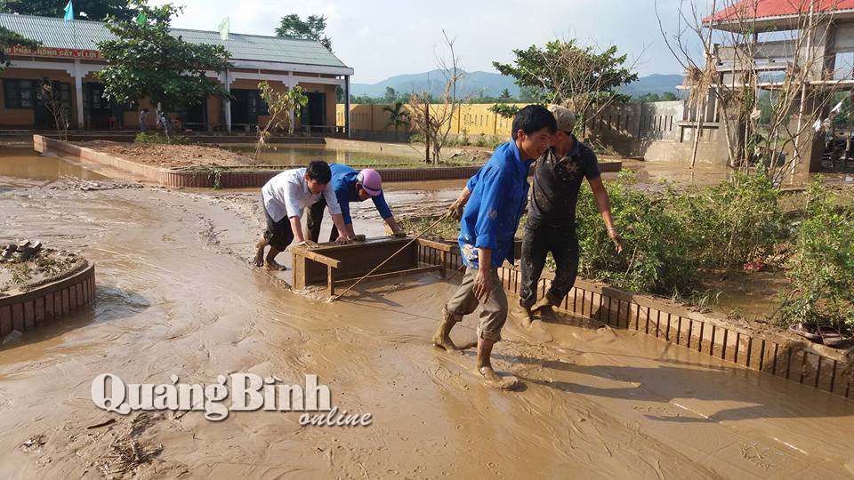 Hơn 50 đoàn viên thanh niên dọn dẹp vệ sinh tại các trường học, trạm y tế bị ngập lũ