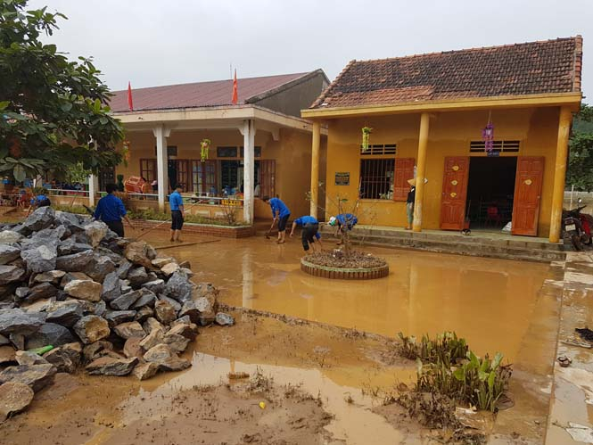 Lực lượng đoàn viên thanh niên vệ sinh các trường học tại xã Liên Trạch, huyện Bố Trạch.