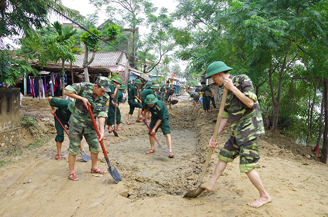 40 cán bộ, chiến sĩ BĐBP Quảng Bình giúp dân đào bùn khơi thông tuyến đường liên xã Quảng Sơn, thị xã Ba Đồn