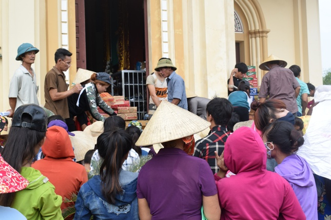 Bà con trong thôn Cồn Sẻ đang nhận phần quà hỗ trợ đầu tiên kể từ sau khi lũ rút