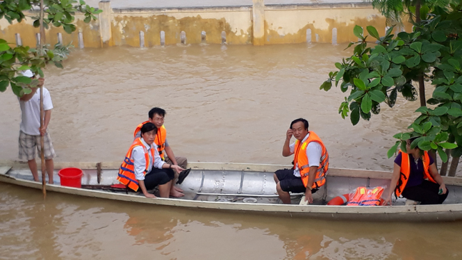 Đến chiều hôm qua (ngày 17-10) lãnh đạo Sở GD-ĐT tiếp cận các trường trên địa bàn Lệ Thuỷ phải đi bằng thuyền...