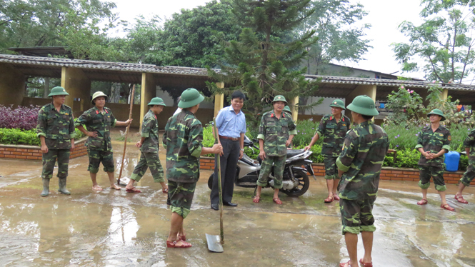 Lãnh đạo Sở GD-ĐT cảm ơn sự giúp đỡ hết sức kịp thời các trường học dọn vệ sinh sau lũ của lực lượng bộ đội. 