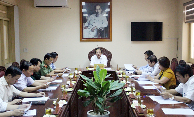 Đồng chí Hoàng Đăng Quang, Uỷ viên Trung ương Đảng, Bí thư Tỉnh uỷ, Chủ tịch HĐND tỉnh chủ trì hội nghị.