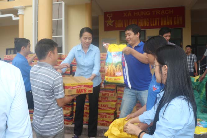 Quỹ hỗ trợ phòng tránh thiên tai miền Trung trao quà hỗ trợ người dân vùng lũ xã Hưng Trạch, huyện Bố Trạch.