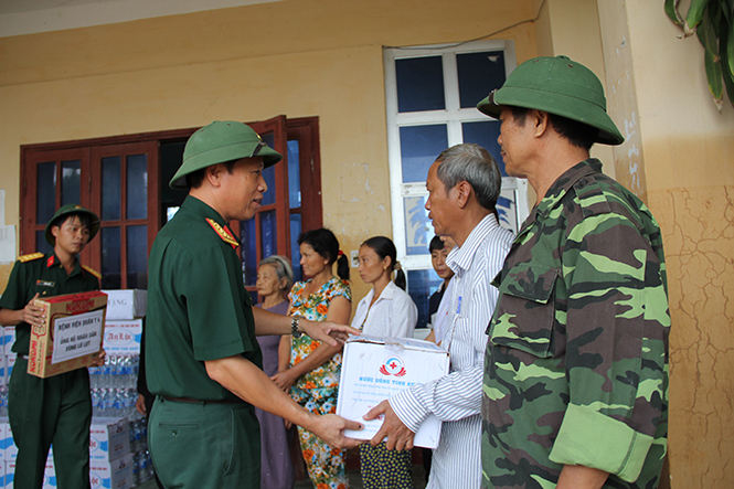 Đại tá, Tiến sĩ, Bác sĩ chuyên khoa 2 Hoàng Nghĩa Nam, Giám đốc Bệnh viện tặng quà cho nhân dân vùng lũ xã Quảng Tiên, TX Ba Đồn.