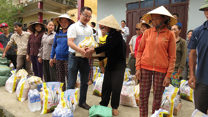 Trao quà tận tay cho đồng bào bị thiệt hại do lũ.