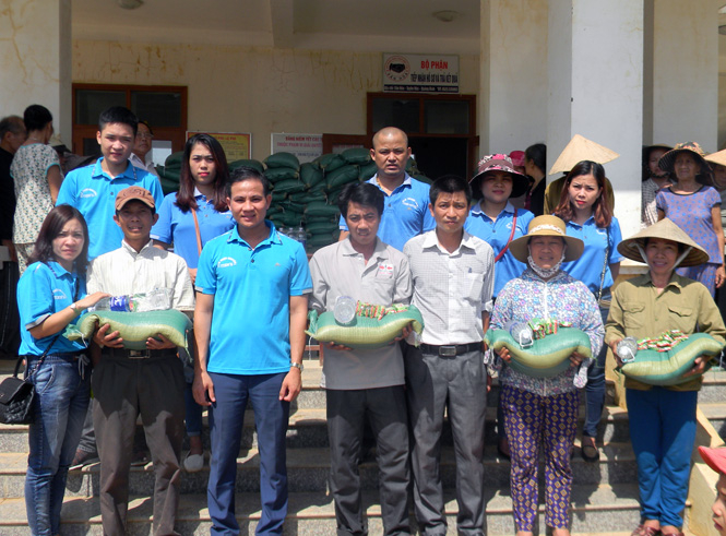 Đại diện Báo Quảng Bình và Câu lạc bộ Thành tâm Thiện nguyện thành phố Vinh trao quà cho người dân bị thiệt hại nặng nề do lũ lụt tại xã Văn Hoá