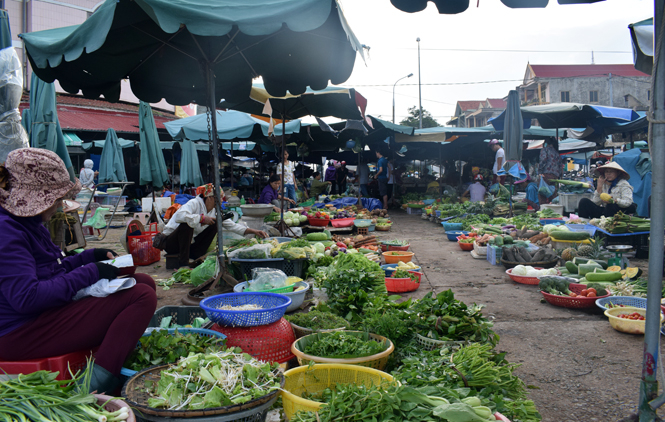 Chợ Đồng Hới trở lại buôn bán bình thường, không có tình trạng hàng hóa khan hiếm và giá bán cao sau mưa lũ