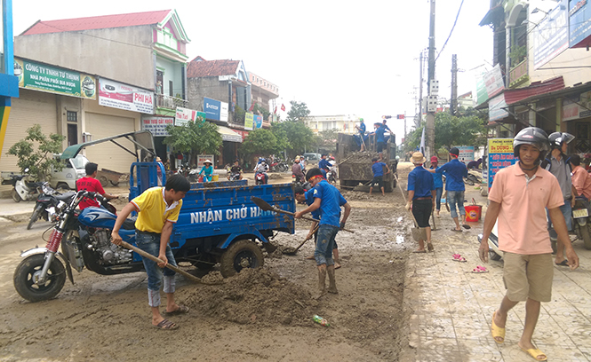 Hàng trăm sinh viên Trường Đại học Kinh tế Huế tình nguyện tham gia làm vệ sinh sau lũ tại các trục đường trung tâm thị trấn Kiến Giang.