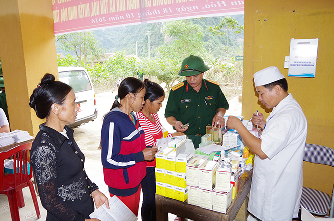 Bệnh viện 268 Quân khu 4 cấp phát thuốc miễn phí cho người dân Tân Hóa.