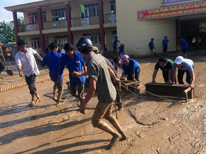 Đoàn viên thanh niên tham gia dọn dẹp vệ sinh tại Trường tiểu học Phù Hóa (Quảng Trạch).