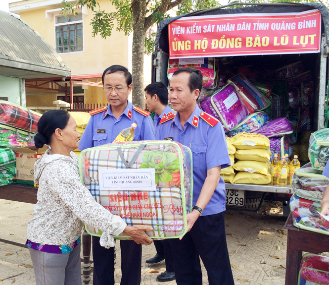  Lãnh đạo Viện Kiểm sát nhân dân tỉnh trao quà cho người dân bị thiệt hại nặng trong cơn lũ vừa qua.