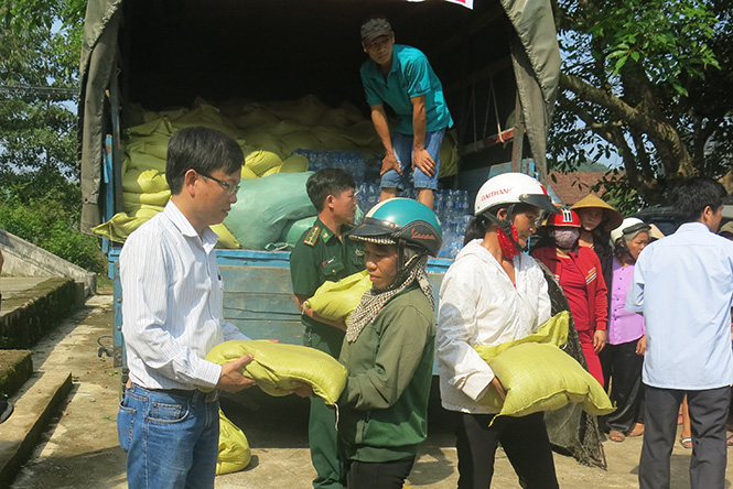 Đại diện lãnh đạo Báo Biên phòng trao quà cho bà con vùng lũ xã Minh Hóa, huyện Minh Hóa.