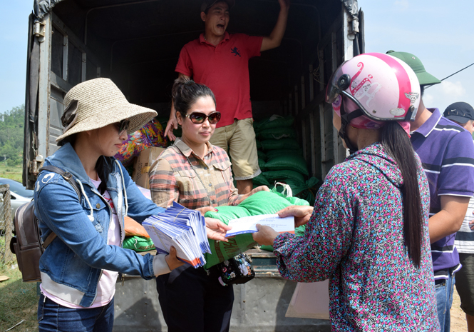 Hội Cựu học sinh trao quà cho bà con ở thôn Thuận Hoà, xã Quảng Trường (Quảng Trạch).