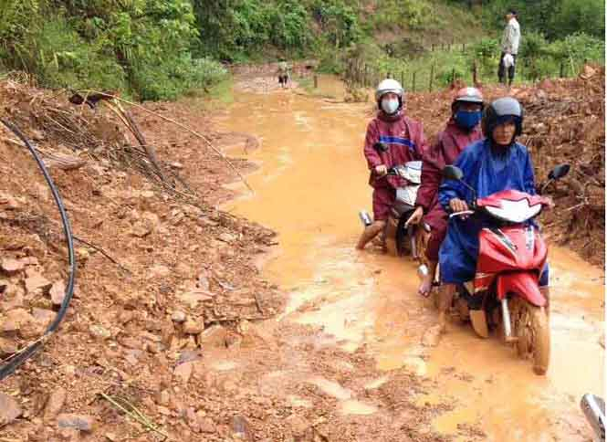 Đoàn cứu trợ của nhóm Thiện tâm vượt qua đường sá khó khăn, vất vả để trao hàng cứu trợ cho bà con bị cô lập xã Trọng Hóa.