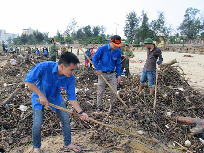 Đoàn viên thanh niên tham gia dọn dẹp vệ sinh môi trường dọc bờ biển Nhật Lệ (TP. Đồng Hới).