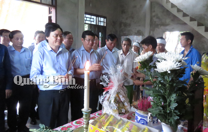 Bộ trưởng Bộ Giáo dục-Đào tạo cùng Phó Chủ tịch UBND tỉnh Trần Tiến Dũng, lãnh đạo Sở GD-ĐT thắp hương và động viên gia đình học sinh Trần Ngọc Hào, Trường THCS Gia Ninh bị chết do lũ.