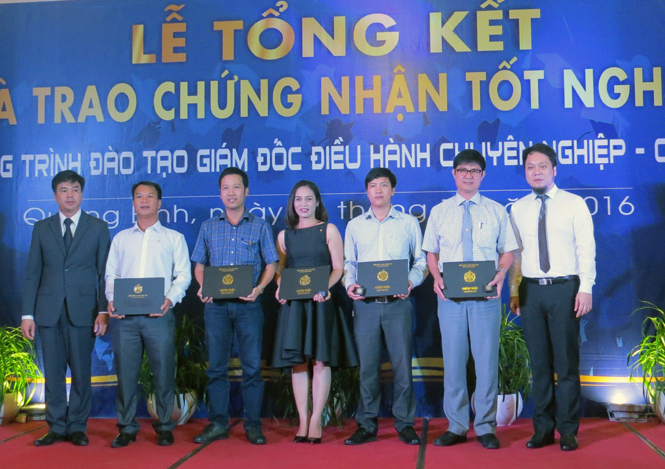 Đại diện Trường Đào tạo doanh nhân PTI và Trung tâm Dịch vụ việc làm thanh niên tỉnh trao chứng chỉ tốt nghiệp cho các học viên.