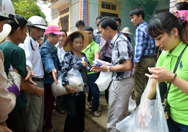  Đoàn thiện nguyện ở huyện Tĩnh Gia, tỉnh Thanh Hóa trao quà cho bà con thôn Mỹ Đức, xã Sơn Thủy (Lệ Thủy). 